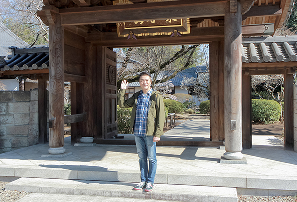 「大円寺」の山門前。訪れた３月始めは、境内の梅の花が満開だった