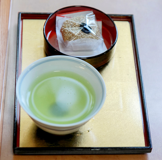 へそ福餅と緑茶のセット。へそ福餅は餡（あん）が甘すぎず、小休止にぴったりなおやつ
