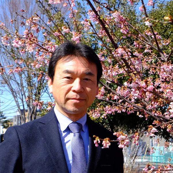 和田博幸さん。３月上旬、区立桃井原っぱ公園の河津桜の前で