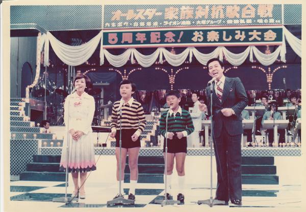 1977（昭和52）年頃、当時の人気番組「オールスター家族対抗歌合戦」に出演（写真提供︓株式会社エス・オー・プロモーション）