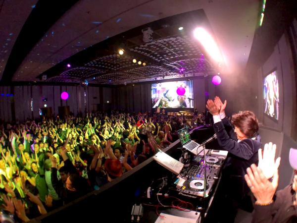 クラブを盛り上げるDJ OSSHYさん（写真提供︓株式会社エス・オー・プロモーション） 