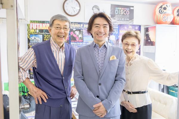 取材の日に家族そろって。左から⽗・押阪忍さん、押阪雅彦さん、⺟・栗原アヤ⼦さん 