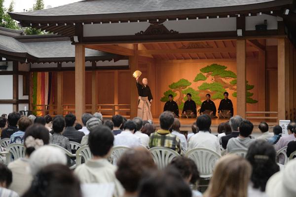 日没前に開演