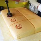 大きな新カステラを切り分け、焼き印を押す