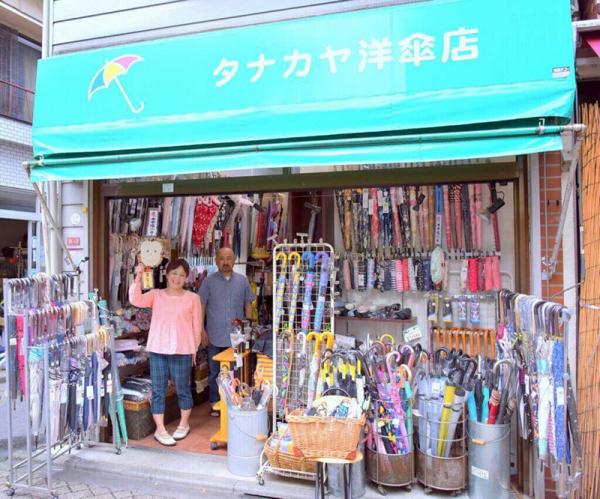 店頭に立つ田中みどりさんと康司さん（写真提供：タナカヤ洋傘店）