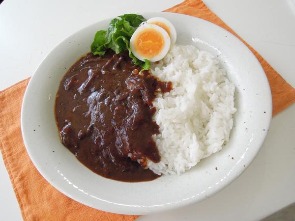 たっぷりの炒め玉ねぎが、スパイシーなカレーに甘みをプラス