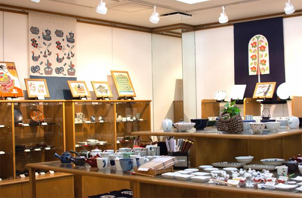 日本各地から集めた作家ものの工芸品を主に扱う店内の様子