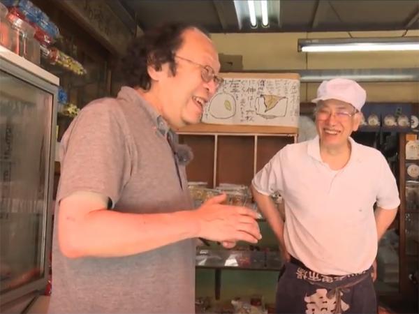 西荻窪にある和菓子屋「高橋菓子店」の店主と。子供の頃の思い出の残る店（写真提供：金田一秀穂さん）