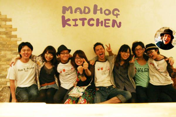 「MAD HOG KITCHEN」のスタッフと一緒に。左端が森口さん