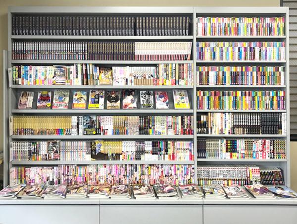 リイド社の出版物が美しくディスプレイされた書棚は、書斎をイメージしてしつらえたとのこと