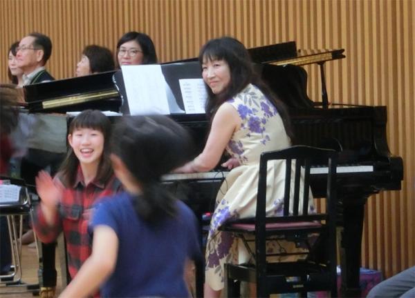 ピアノを弾く指導者の津嶋麻子先生。９歳のとき志水先生に誘われて以来、合唱団の活動に関わってきた
