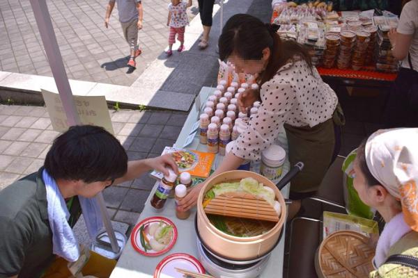 「大人塾まつり」の食関連ブースには、採れたての野菜やパン、甘酒など、毎年おいしいものが並ぶ（写真提供：大人塾連）