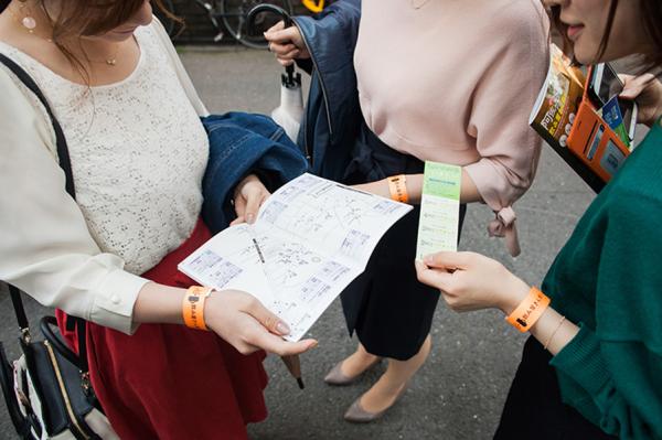 リストバンドを装着して店選び。パンフレットには、各店の特徴などがわかりやすく掲載されており、イベント終了後も飲み歩きの参考になると好評だ
