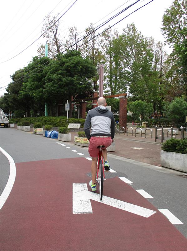 ショートツアー中、ライターが子供二人を自転車に乗せて参加すると、「公園で遊んでいく？」と子供たちにもフレンドリーに接してくれた