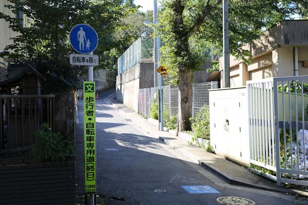 髙橋さんが子供の頃、竹スキーで友達と滑って遊んだ三年坂。舗装されたが長い急坂は今も変わらない