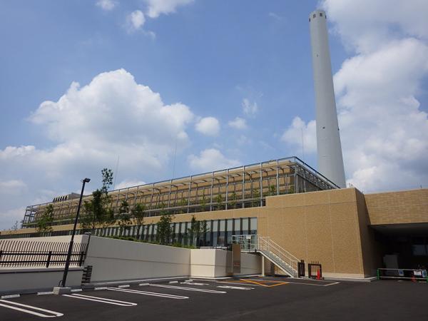 2017（平成29）年に建て替えられた杉並清掃工場。「東京ごみ戦争歴史みらい館」が併設されている（写真提供：杉並清掃工場）