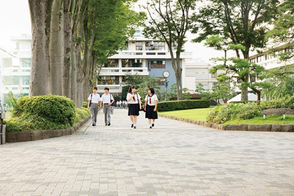 正門から続く歩道は、通称「学びの道」。國清校長は「一緒に下校する男女の姿を目にすることもありますが、一定の距離感があり、節度ある交際ができているようです」と、顔をほころばせる（写真提供：国学院大学久我山中学高等学校）