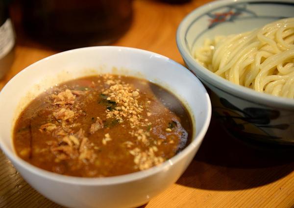 期間限定品「カレーつけ麺」。ラーメン専門店としては珍しい欧風系カレー味のつけ麺を楽しめる 