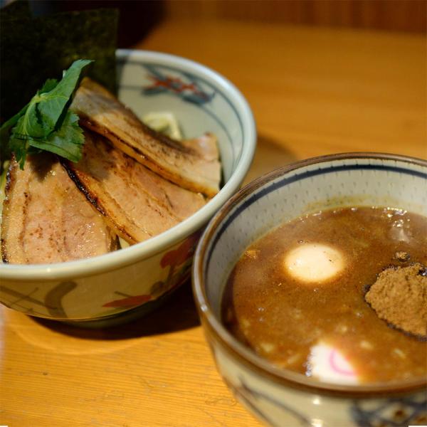 濃厚魚介つけ麺／750円／200g。写真はオーナーおすすめの特製仕様（プラス250円）