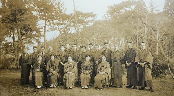 小茂田青樹が創設した研究会「杉立社」の集合写真（昭和初期）。後列左から４人目が太柏