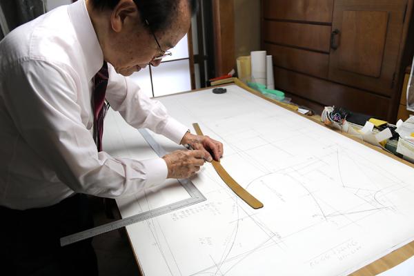 岐阜県での修業時代に、製図（型紙作り）を徹底的にマスターした。今でも研究を欠かさない