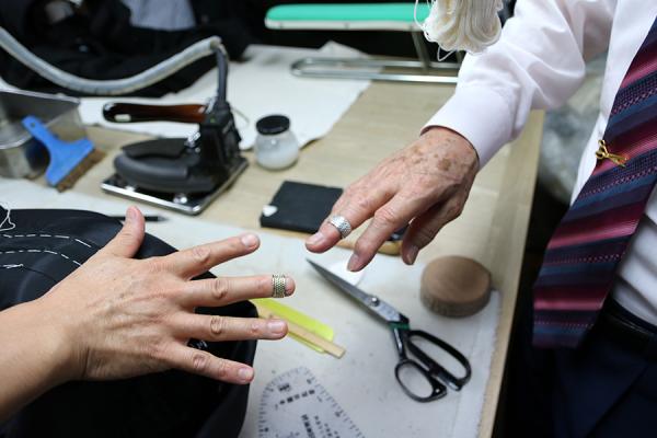 真鍋さんは針の当たりが柔らかい純銀製の指ぬきを愛用。「今では体の一部のようです」と語る