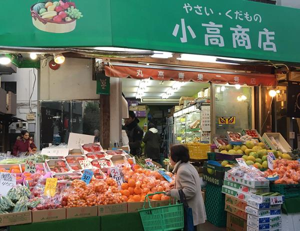 角田さんがよく行く青果店。旬の食材や調理方法を教えてもらうこともあるそうだ