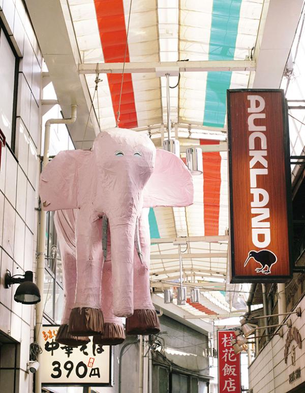 西荻窪のシンボルとして、アーケードにぶら下がっていた二代目の「ピンクの象」。現在は発泡スチロール製の三代目の象に役目が引き継がれている（写真提供：西荻案内所）