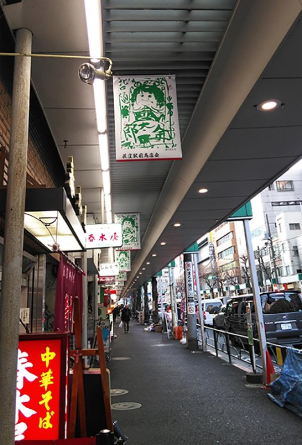 荻窪駅前商店会のフラッグは、棟方が手がけた「金太郎和菓子店」の包装紙の一部が使われている。棟方はこの商店会によく足を運んだそうだ