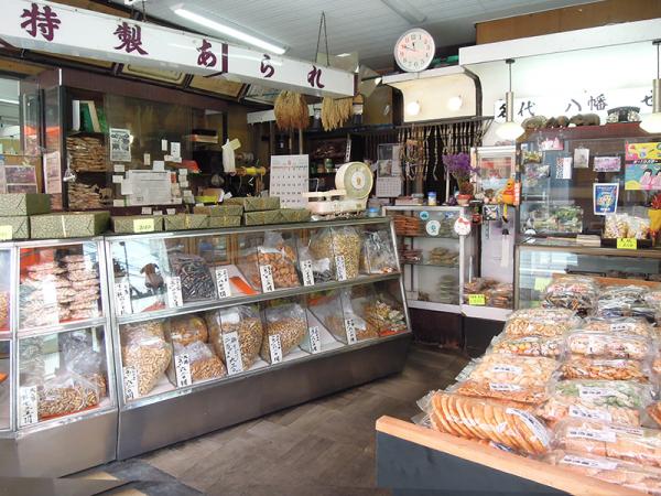 「八幡煎餅」。店主は、手作り料理をおすそ分けしてくれる優しい隣人でもある