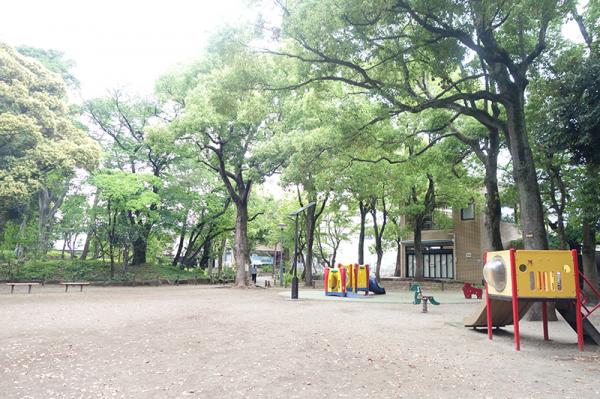 緑の多い公園内の文化施設として、周辺住民の憩いの場になっている