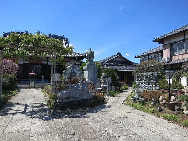 境内に近隣の保育園児が散歩に来て彫刻を楽しむこともあるそうだ