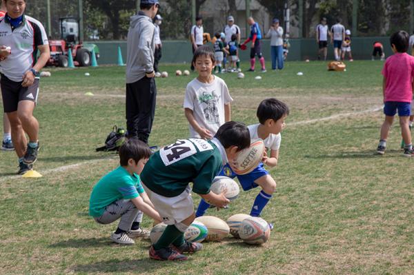 体験に来た小さな子供もすぐに打ち解けて元気にチャレンジ