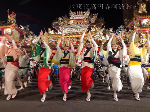 2019（平成31）年の台湾公演最終日。台北市の観光スポット「松山慈祐宮（まつやまじゆうぐう）」の周辺で、２グループが合同で舞い踊った（写真提供：東京高円寺阿波おどり）