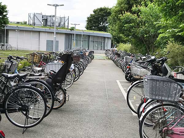 敷地内にある駐輪場は広々としている