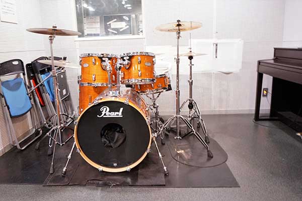 スタジオではドラムセットなどを使用できる