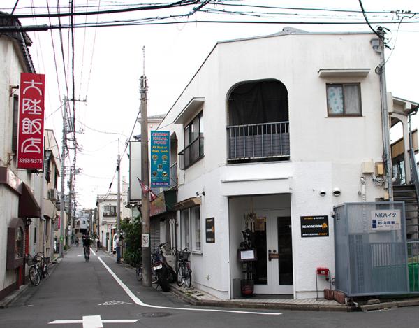 駅南口から荻窪方面に線路沿いに歩くこと約５分。看板には「MAGOKORO」とローマ字で書かれている