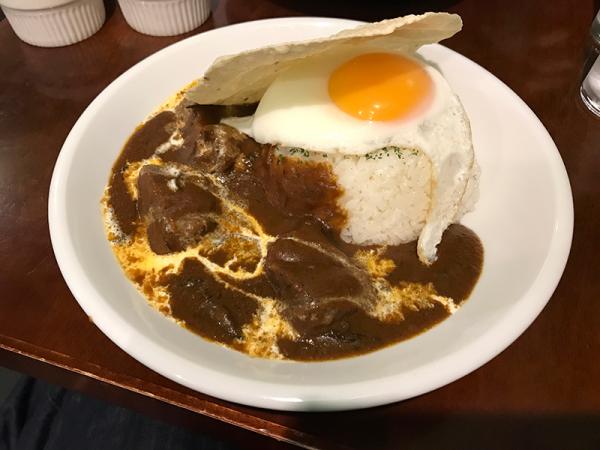 ボリューム感ある夜メニューのビーフカレー。トッピングは目玉焼き