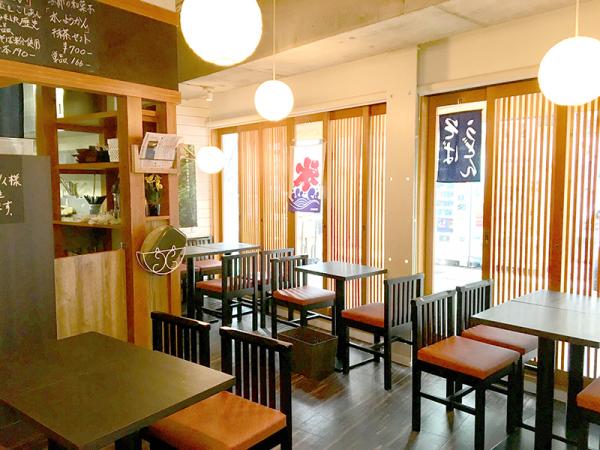 約30席ある店内。すっきりとした余裕のある造りで居心地が良い