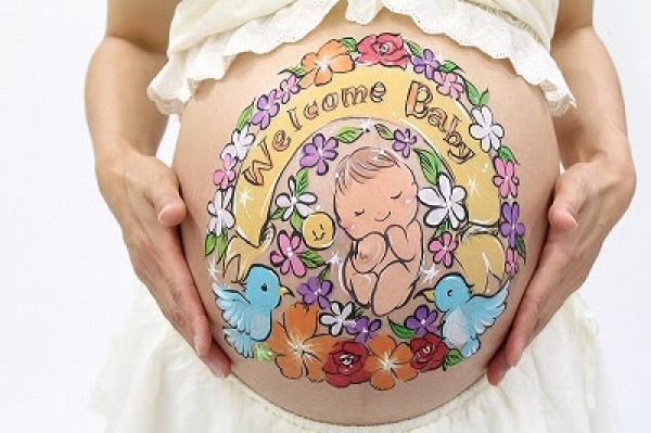 作品「Welcome Baby」。赤ちゃんの周りに花や鳥が描かれている（写真提供：都愛ともかさん）