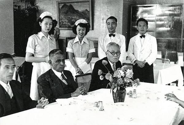 東京裁判のインド代表判事であり、日本人戦犯の無罪を主張したパール博士（前列中央）との会食の様子。弥三郎が晩年尽力した「世界連邦アジア会議」に招聘（しょうへい）した時の写真とみられる（写真提供：平凡社）