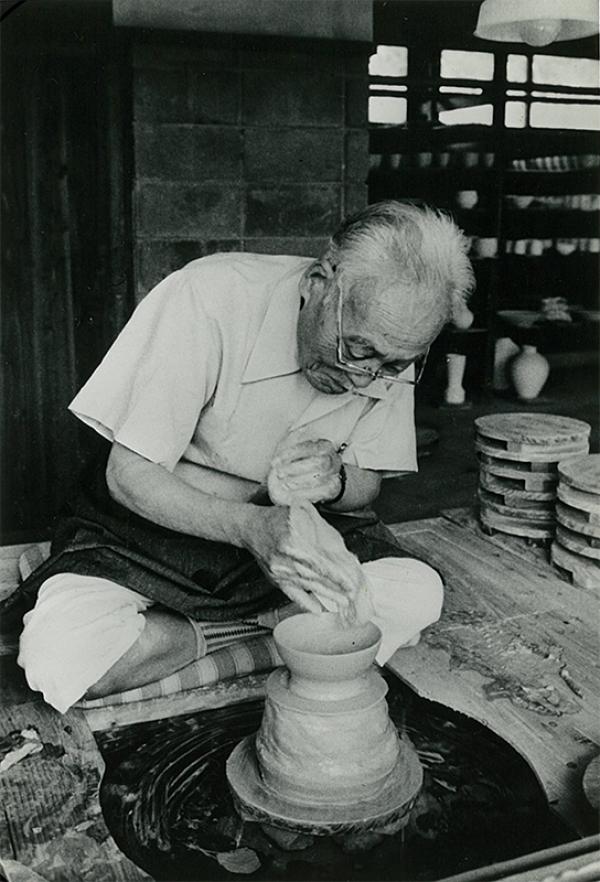 晩年、横浜市戸塚に開いた窯「やさぶろ窯」で作陶にいそしむ弥三郎（写真提供：平凡社）