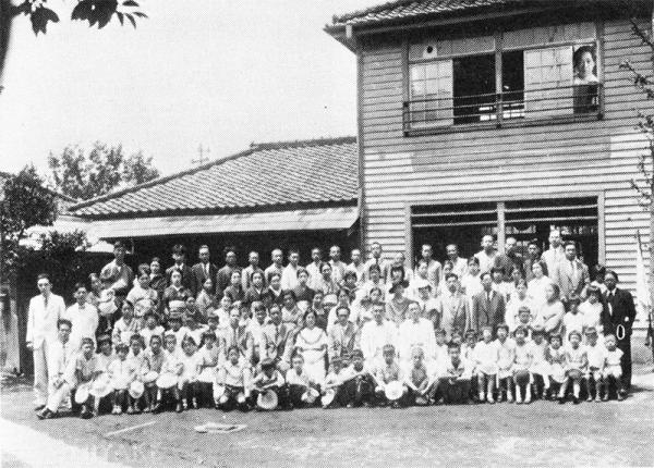 1936（昭和11）年、児童本位の教育を追求した「池袋児童の村小学校」解散式の記念撮影（写真提供：平凡社）