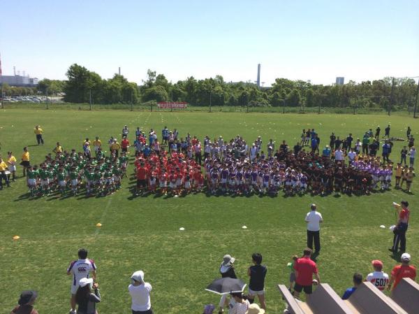 毎年、ラグビースクールの小学生たちとの交流試合「不惑ラグビー祭」を実施（写真提供：不惑倶楽部）