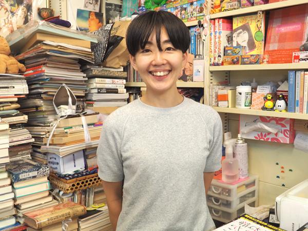 音楽と山が好きな店主の粟生田さん。「サンカクヤマ」は語感が気に入って店名にした。