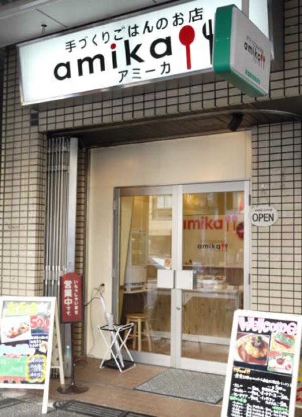 明るい店内の様子がよく見える店舗入り口