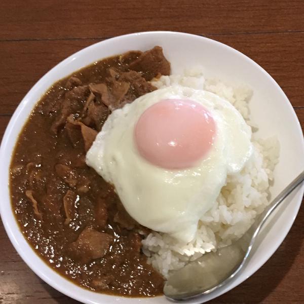 半熟の目玉焼きがのるシンプルなカレーライスに、とんこつスープへの自信がうかがえる