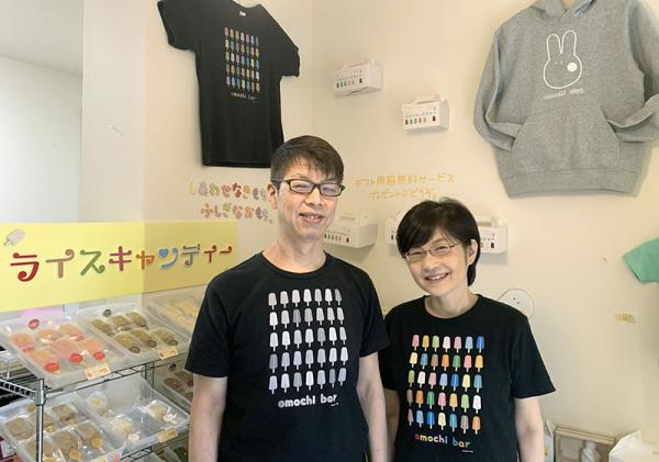 哲生さんと真弓さん。ほぼ夫婦二人で１日に約500個の「ライスキャンディー」を作っている。多い時は1,300個作ったこともあった