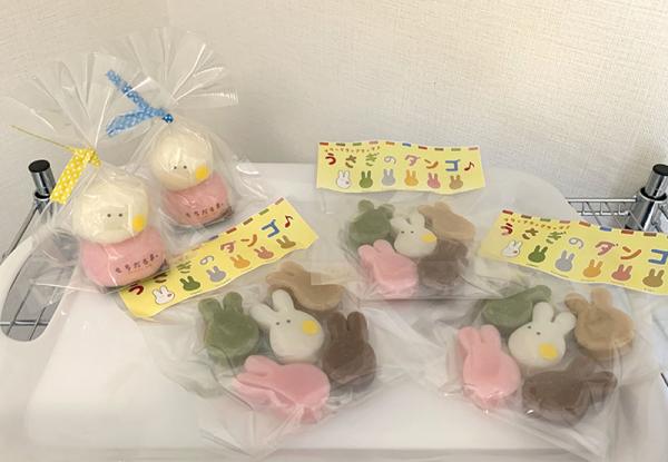 丸い餅が２つ入った「もちだるま。」（500円）と、うさぎの顔の形をした「うさぎのダンゴ♪」（500円）