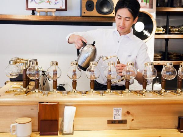 カウンターの中の二羽さん。サイフォンがいつも変わらないコーヒーの味を保証